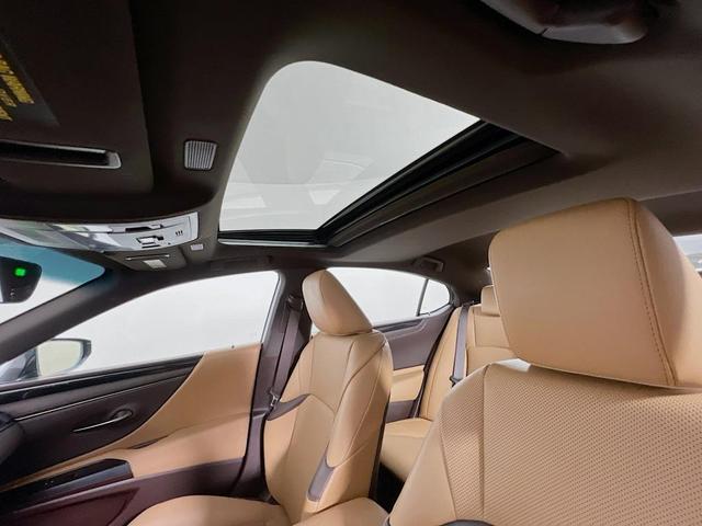 Photo of 2021 Eminent White Pearl Lexus ES 300h