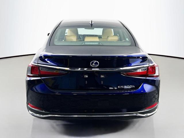 Photo of 2021 Eminent White Pearl Lexus ES 300h