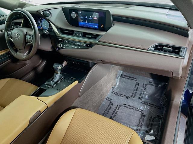 Photo of 2021 Eminent White Pearl Lexus ES 300h