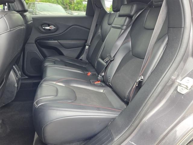 Photo of 2019 Granite Crystal Metallic Clearcoat Jeep Cherokee
