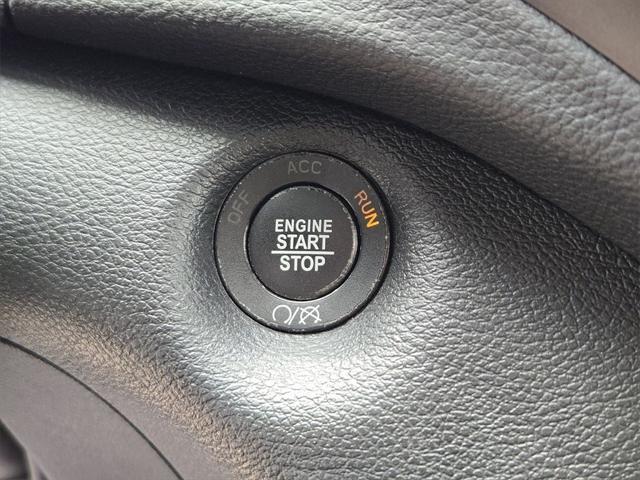 Photo of 2019 Granite Crystal Metallic Clearcoat Jeep Cherokee