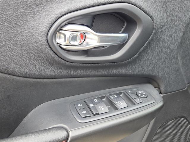 Photo of 2019 Granite Crystal Metallic Clearcoat Jeep Cherokee