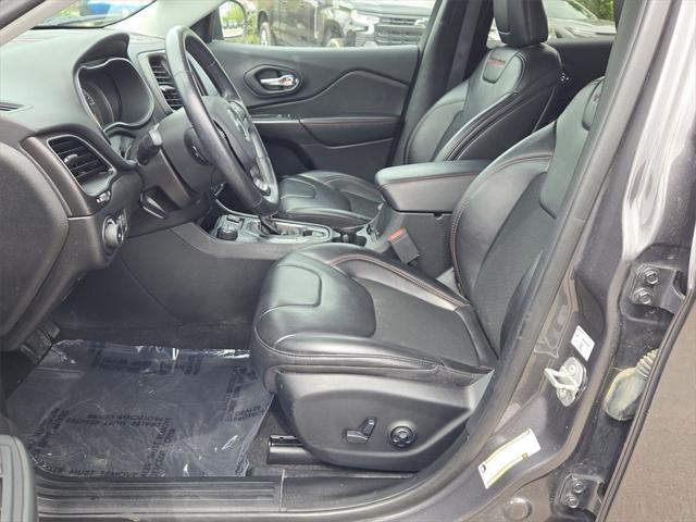 Photo of 2019 Granite Crystal Metallic Clearcoat Jeep Cherokee