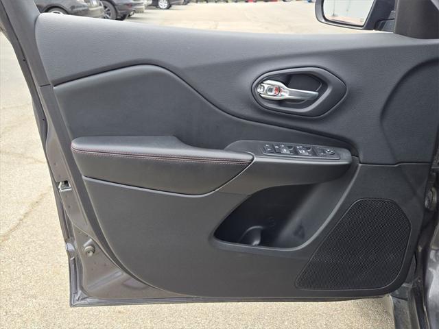Photo of 2019 Granite Crystal Metallic Clearcoat Jeep Cherokee