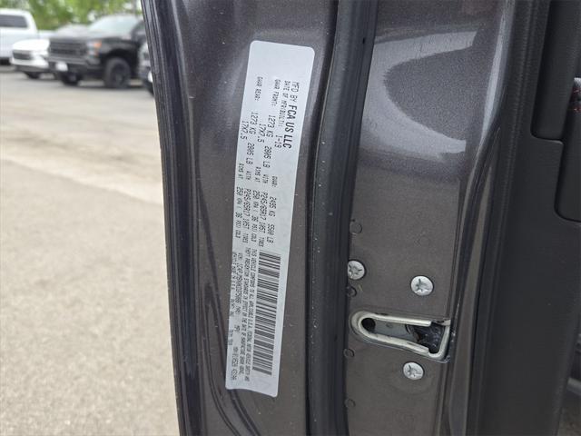 Photo of 2019 Granite Crystal Metallic Clearcoat Jeep Cherokee