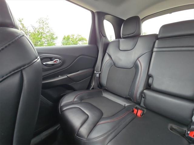 Photo of 2019 Granite Crystal Metallic Clearcoat Jeep Cherokee