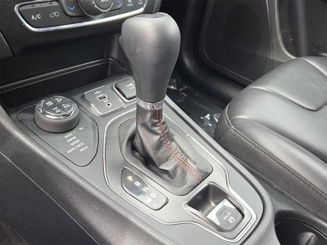 Photo of 2019 Granite Crystal Metallic Clearcoat Jeep Cherokee