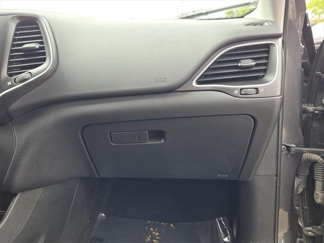 Photo of 2019 Granite Crystal Metallic Clearcoat Jeep Cherokee
