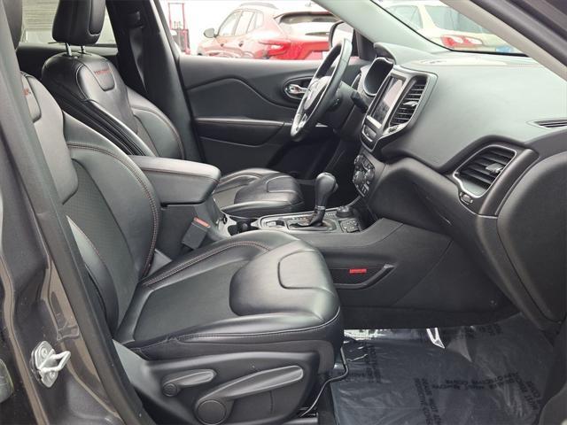 Photo of 2019 Granite Crystal Metallic Clearcoat Jeep Cherokee