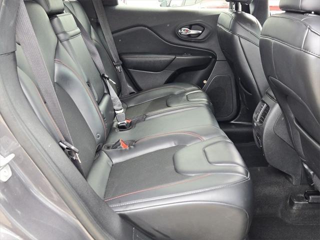 Photo of 2019 Granite Crystal Metallic Clearcoat Jeep Cherokee