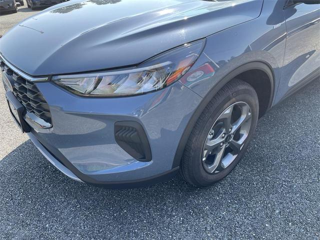 Photo of 2025 Vapor Blue Metallic Ford Escape