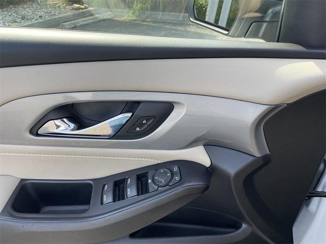Photo of 2022 Summit White Chevrolet Traverse