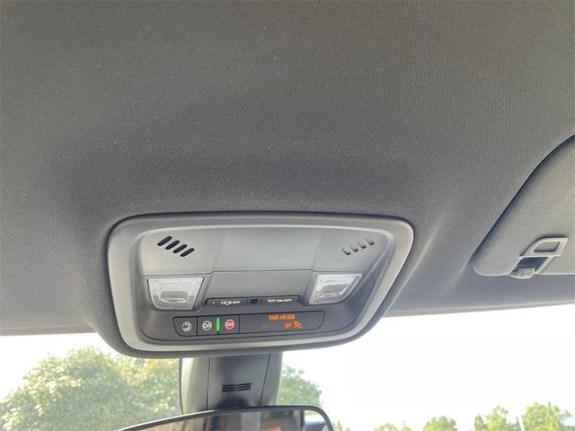 Photo of 2022 Summit White Chevrolet Traverse