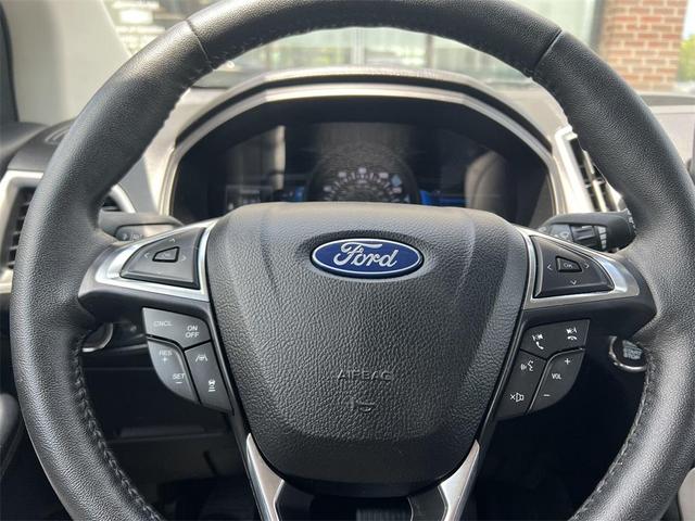 Photo of 2022 Iconic Silver Metallic Ford Edge