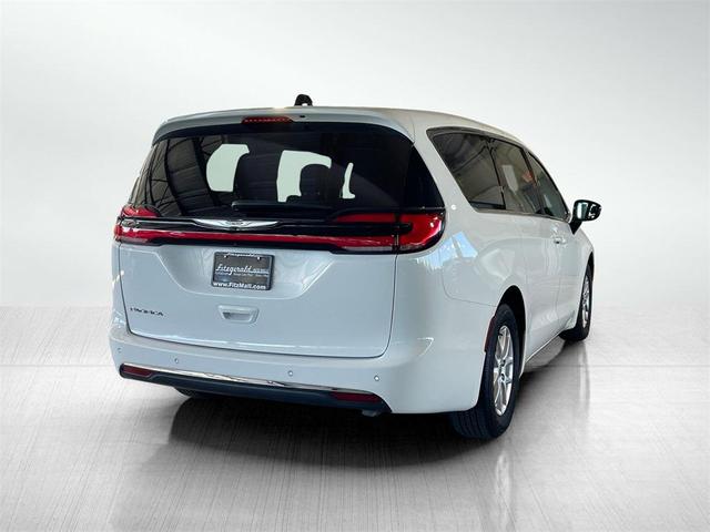 Photo of 2024 Bright White Clearcoat Chrysler Pacifica