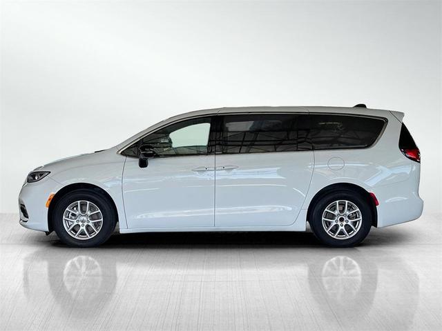 Photo of 2024 Bright White Clearcoat Chrysler Pacifica