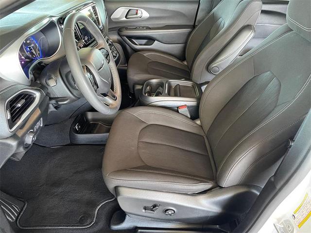 Photo of 2024 Bright White Clearcoat Chrysler Pacifica