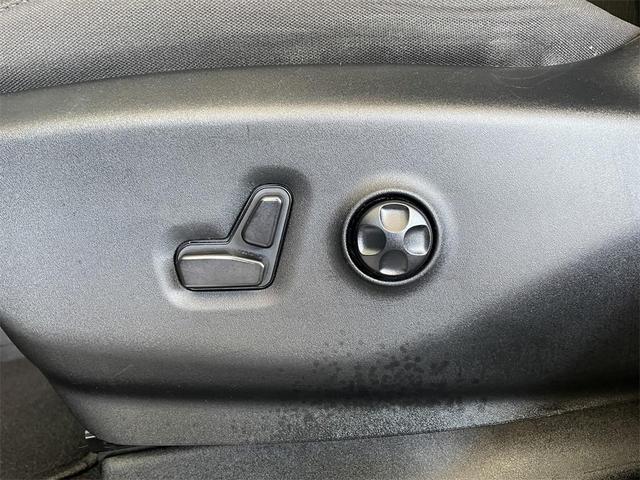 Photo of 2024 Bright White Clearcoat Chrysler Pacifica