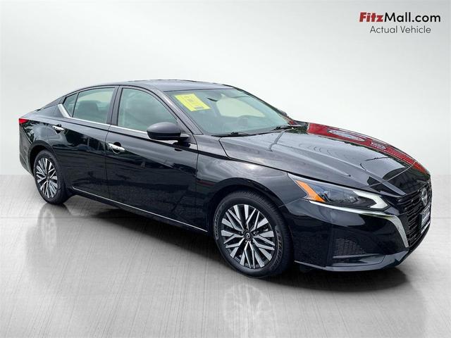 Photo of 2024 Super Black Clearcoat Nissan Altima