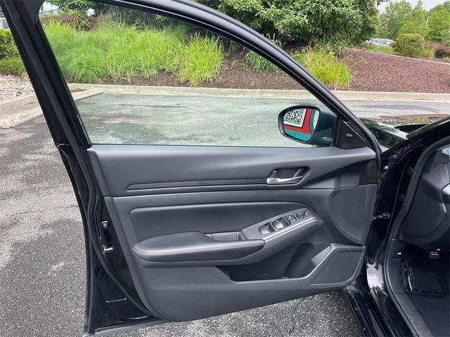 Photo of 2024 Super Black Clearcoat Nissan Altima