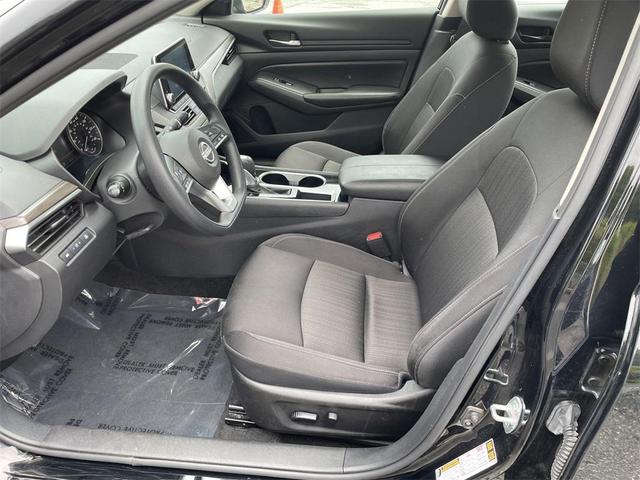 Photo of 2024 Super Black Clearcoat Nissan Altima