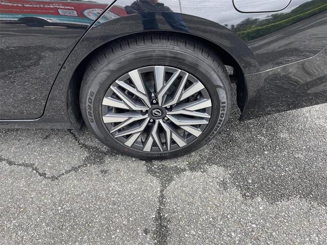 Photo of 2024 Super Black Clearcoat Nissan Altima