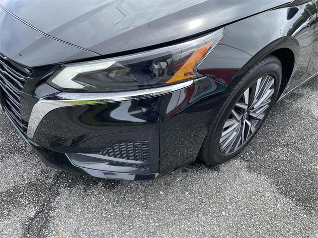 Photo of 2024 Super Black Clearcoat Nissan Altima