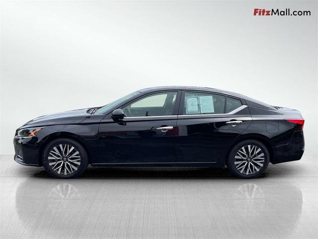 Photo of 2024 Super Black Clearcoat Nissan Altima