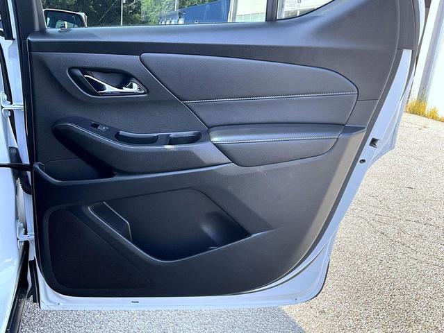Photo of 2023 Summit White Chevrolet Traverse