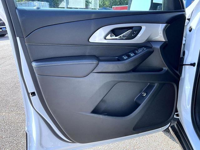 Photo of 2023 Summit White Chevrolet Traverse