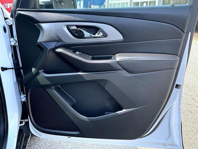 Photo of 2023 Summit White Chevrolet Traverse