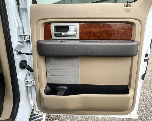 Photo of 2010 White Ford F-150