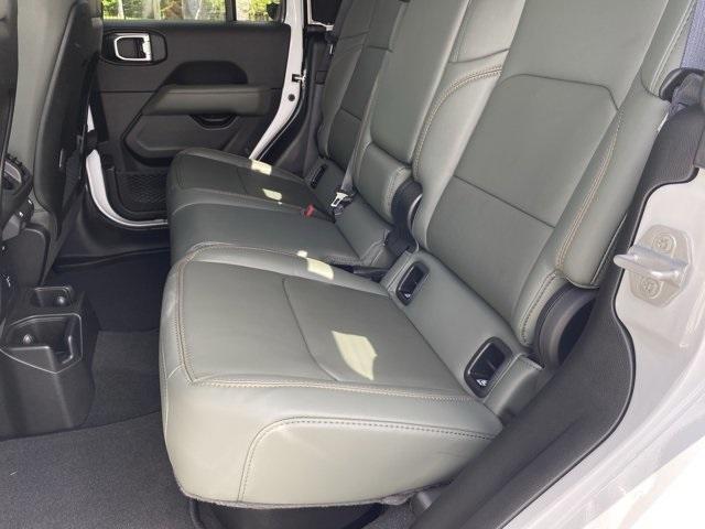 Photo of 2025 Bright White Clearcoat Jeep Gladiator