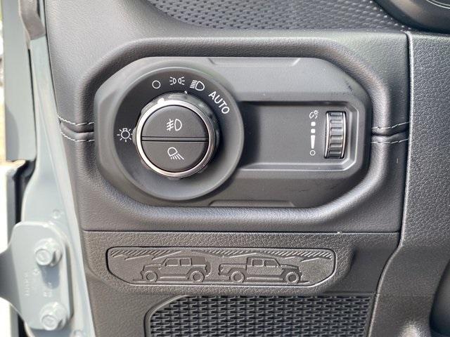 Photo of 2025 Anvil Clearcoat Jeep Gladiator