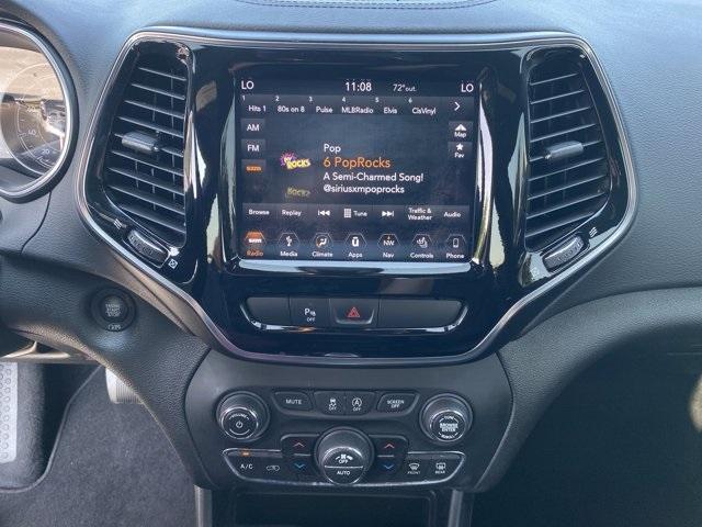 Photo of 2019 Pearl White Pearlcoat Jeep Cherokee