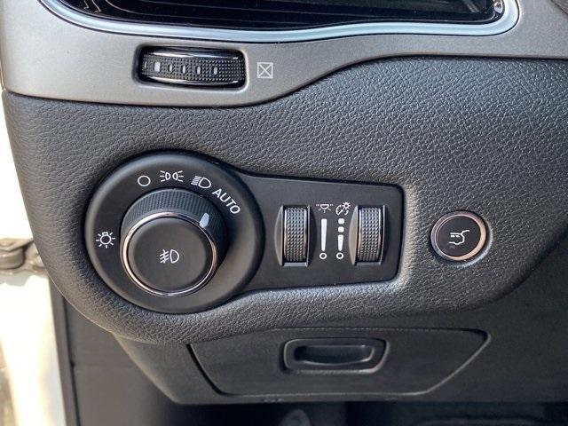 Photo of 2019 Pearl White Pearlcoat Jeep Cherokee