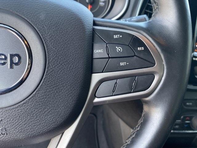 Photo of 2019 Pearl White Pearlcoat Jeep Cherokee