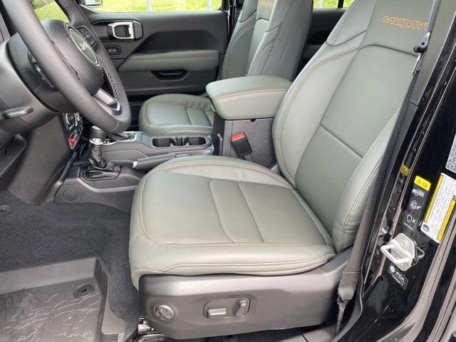 Photo of 2025 Black Clearcoat Jeep Gladiator