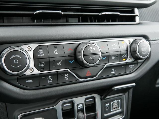 Photo of 2025 Bright White Clearcoat Jeep Gladiator