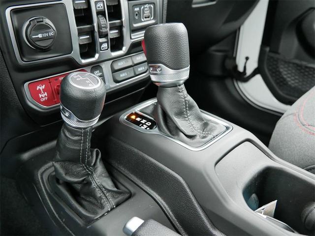 Photo of 2025 Bright White Clearcoat Jeep Gladiator