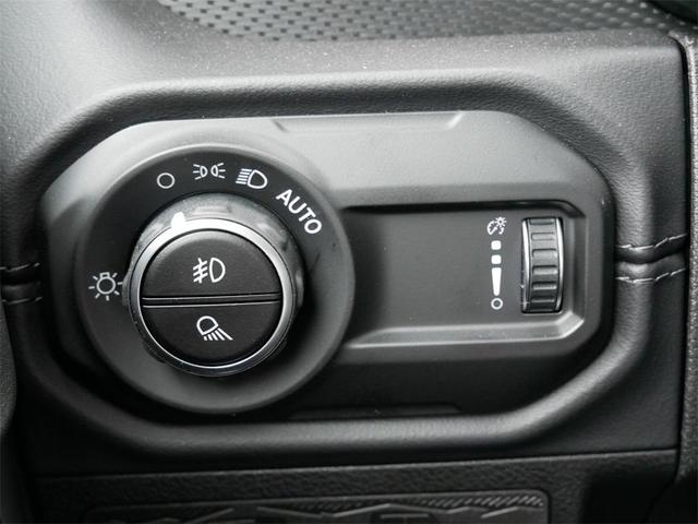 Photo of 2025 Bright White Clearcoat Jeep Gladiator
