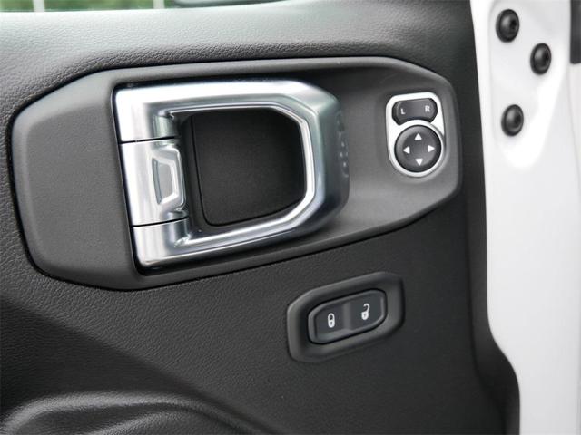 Photo of 2025 Bright White Clearcoat Jeep Gladiator