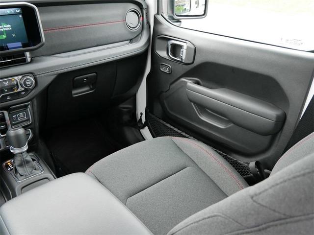 Photo of 2025 Bright White Clearcoat Jeep Gladiator