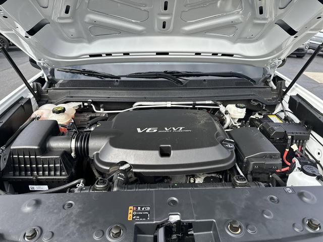 Photo of 2022 Summit White GMC Canyon