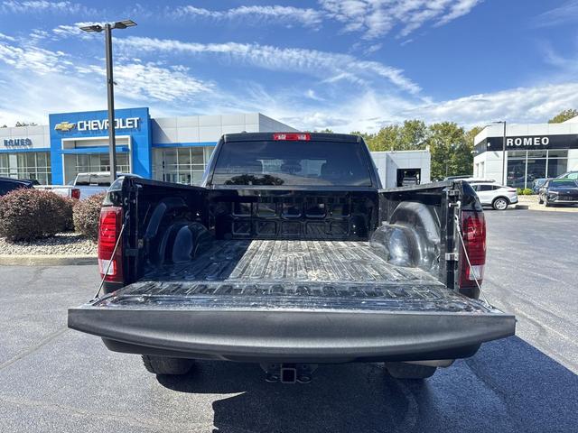 Photo of 2022 Diamond Black Crystal Pearlcoat RAM 1500 Classic
