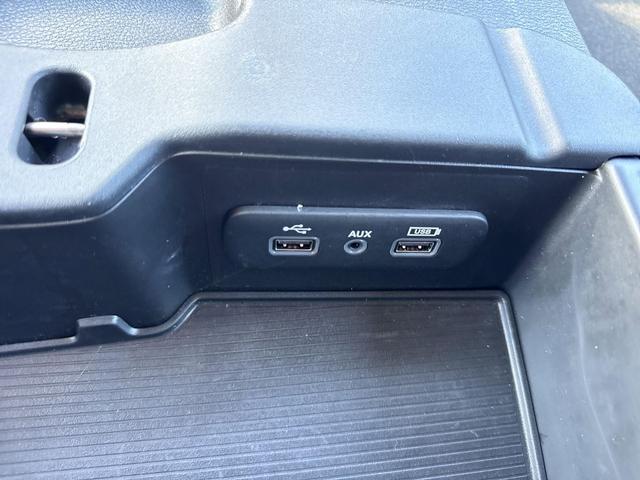 Photo of 2022 Diamond Black Crystal Pearlcoat RAM 1500 Classic