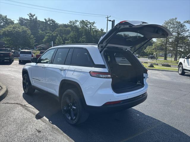 Photo of 2023 Bright White Clearcoat Jeep Grand Cherokee