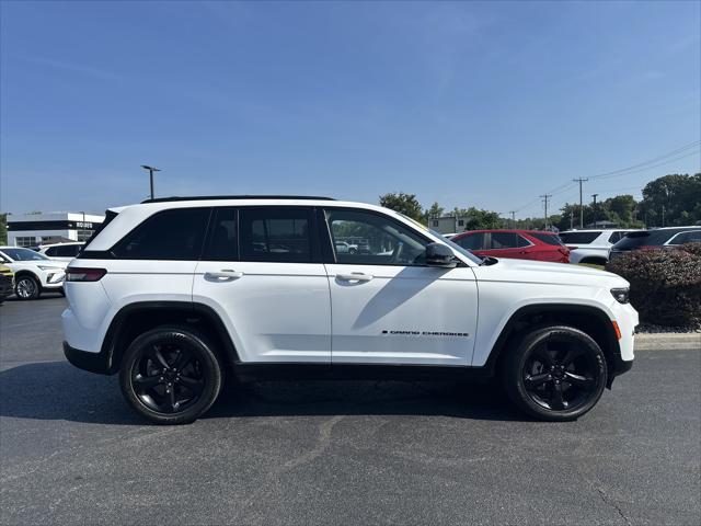 Photo of 2023 Bright White Clearcoat Jeep Grand Cherokee