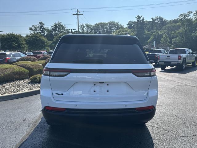 Photo of 2023 Bright White Clearcoat Jeep Grand Cherokee