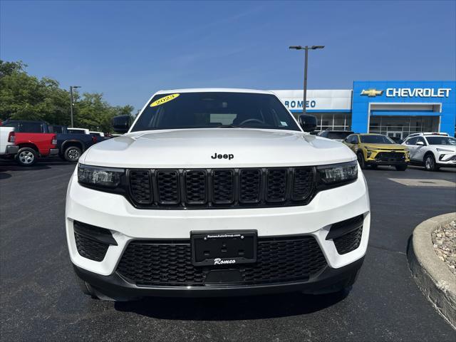 Photo of 2023 Bright White Clearcoat Jeep Grand Cherokee